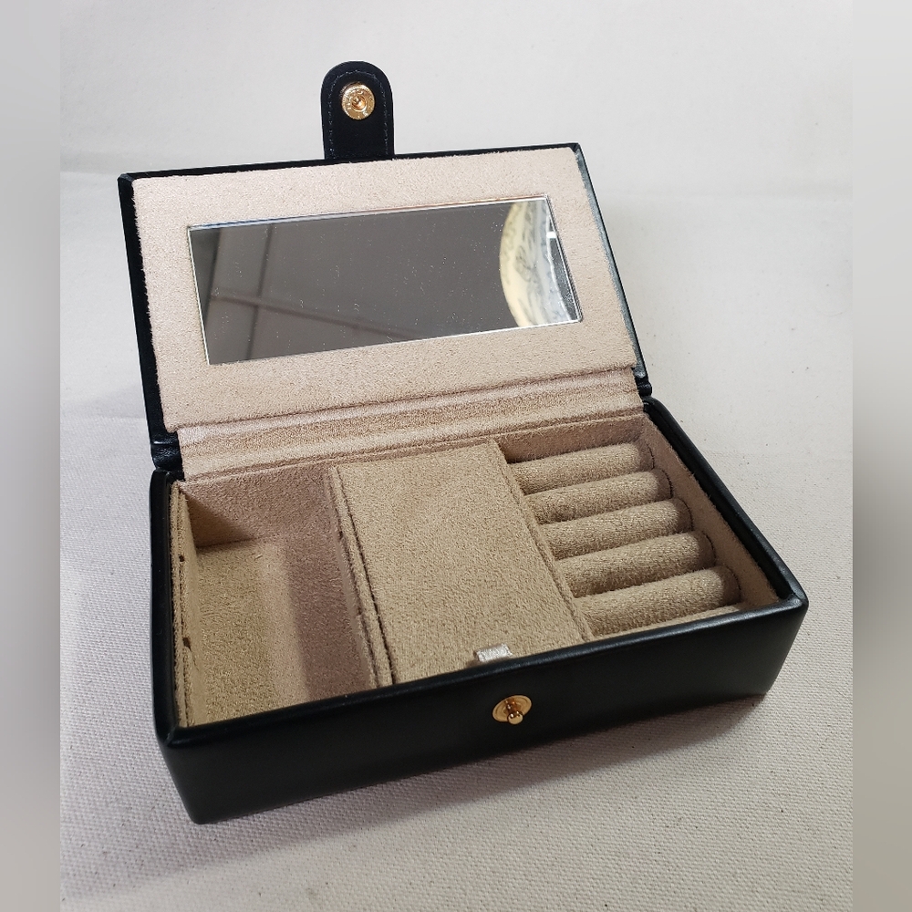EUC Small travel jewelry case